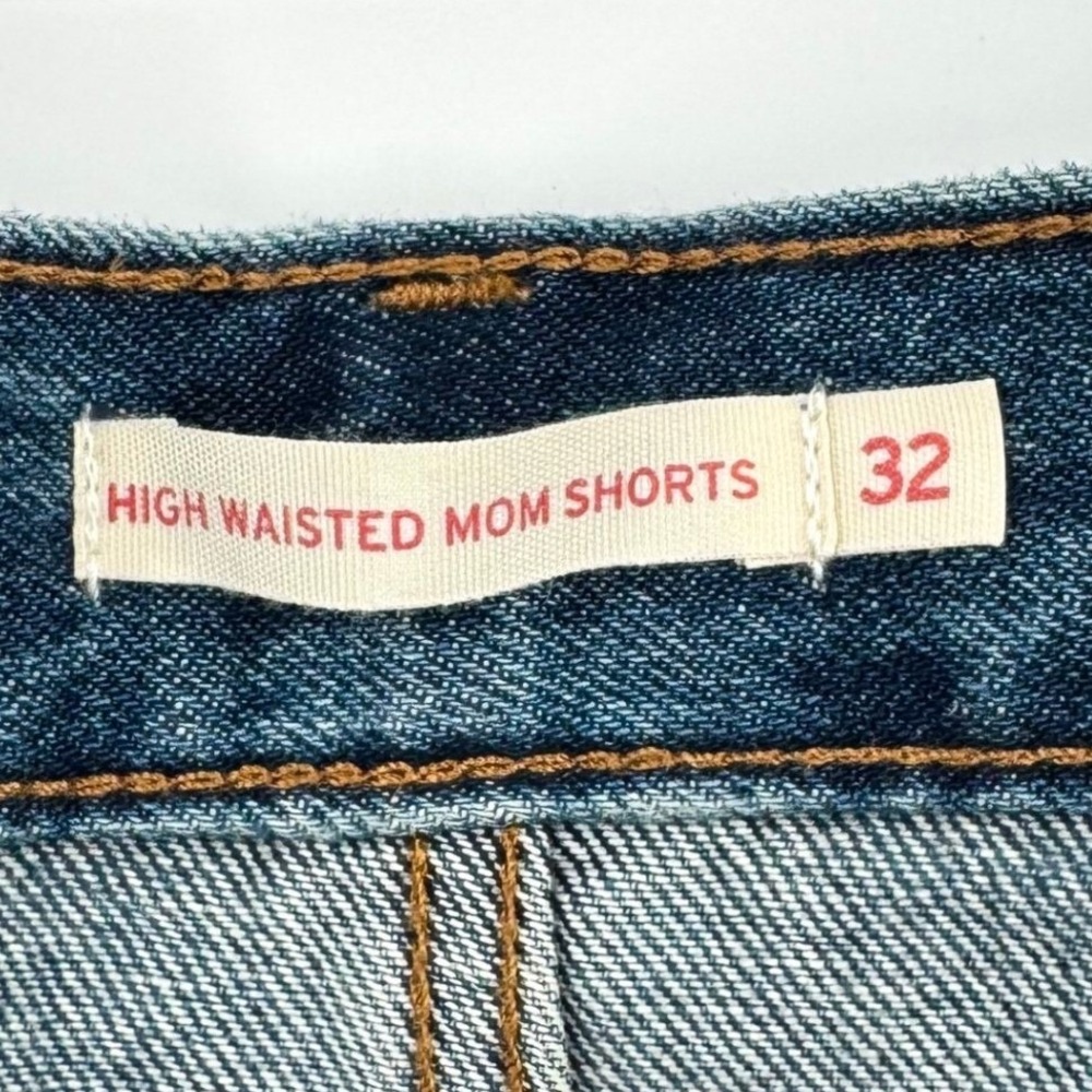 NWT Levi's High-Waisted Mom Shorts Medium Wash Frayed Hem Denim Women's Sz 32 - Picture 7 of 11
